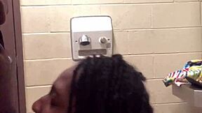 Veja Ela Gozar no Pau Grande no Banheiro!