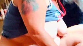 トレーラーパークの熟女が大黒チンポにまたがって騎乗位！