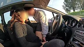 זר נוגע בכוס רטובה בטיול חוץ