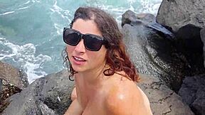 Wow, sborrata inaspettata colpisce il viso della nudista sulla spiaggia pubblica!