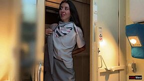 הנהג מזיין נוסע עם אנאל והליכת זרע ברכבת