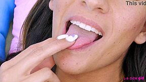 Prachtige Brunette Model Geeft Interview en Toont Haar Lichaam op de Bank