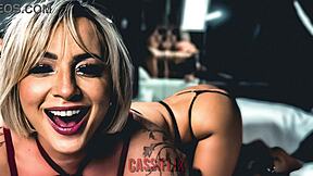 Žena dráždi manžela, aby cumol do jej pičky