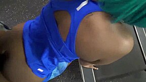 Msnovember se costumează ca ebony fitness în sală, primește futut dur public de la străin.