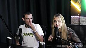 Yasmin Pariz'in şeffaf kırmızı kıyafetindeki en iyi anlar derlemesi.