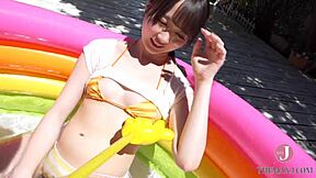 Водна игра пръскане: Зашеметяваща красота се забавлява под слънчево небе