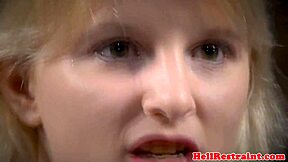 Sumisa atada recibe azotes como castigo en bondage