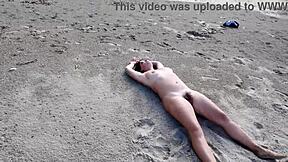 Незнакомец ебет волосатую нудистку на пляже, вау!
