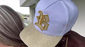 Chyceni na balkóně budovy, velký černý kokot tvrdě buší do mé těsné kundy po rychlém útěku.