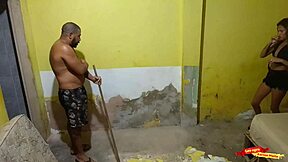 Seduz o Pedreiro para Sexo Anal de Primeira Vez