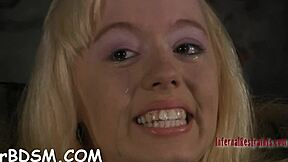 Tjej fjättrad i bojor under hård sadomasochism