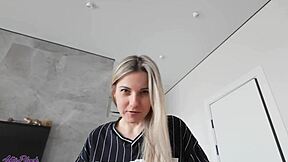 Ho sborrato accidentalmente nella fica stretta della mia sorellastra durante una scopata selvaggia.