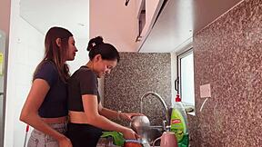 Sunt iubita soțului prietenului meu, așa că o consolez cu sex lesbian