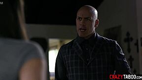 Татенцето шамаросва заварена дъще преди да я разтегне с анал игра.