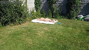 Jeg kan ikke stoppe med at kigge på min stedmor der solbader nøgen med lakterende store patter!