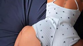 Stiefsus laat deur open in sexy pyjama, ik kon niet weerstaan en neukte haar strakke kut!