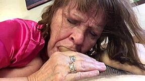 Babička Peggy Sue v closeupu sát ptáka jako děvka