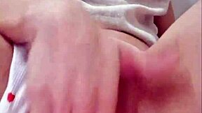 इस एमेच्योर हेंटाई में, एक ब्राजीलियन टीन 18+ अपनी चूत को टियर करते हुए दिखाती है जब वह मोटा रबर लंड चूसती है