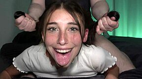 هي مجرد حلق، أليسون العصيرية في سريع خلفي مع سائل في الفم وملعقة