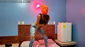 האחות החומה שלי חוגגת את הלווין במיטת מלון עם מסכה