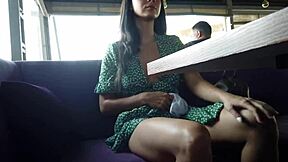 Stiefzus toont poes op straat en in restaurant na verloren weddenschap