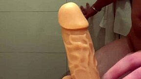 Trénujem si zadok na prolaps s buttplugom, hračkami a dildom v tejto hentai anime sérii.