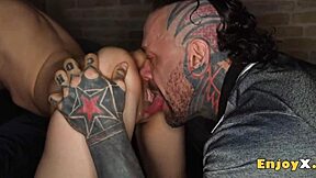 Fata fierbinte cu păr negru spune: Devastează-mi curul cu limba, iubite tatuate