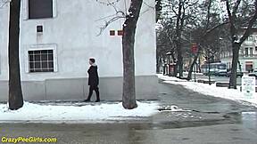 Ungarische Rothaarige BBW MILF beim Pinkeln an öffentlichem Ort erwischt