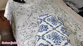 إلهة فضولية: قدم كبير لأم زوجي الحامل يتحول جنون