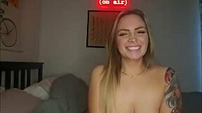 אני מציג את מדי, הבדיה המקועקעת עם ציצים ותחת גדולים, היא כוכבת פורנו חדשה בקסטינג