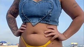 Eu excito o cara com meu exibicionismo na praia