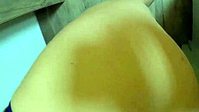 تم القبض على السيدة المنظفة وهي تتجسس عليّ عارياً في غرفة الملابس!