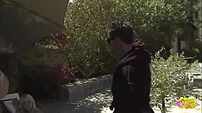 Natočil jsem dvě blondýny s hračkami u bazénu