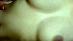 De beste vriend van mijn man ziet er zo hard en heet uit, verleidt me in de slaapzaal