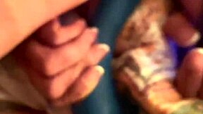 η καμπύλη κοπέλα με το πρόσωπο κάτω, ανοιχτή για έντονο οργασμό με παιχνίδι