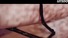 लेस्बियन सौतेली बहनें ऐशा और एनीया क्रे एक दूसरे को स्टेमी कनिलिंगस में लूर करती हैं