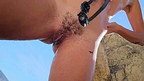 Pareja dominante se mea encima en playa nudista, mamada pública también