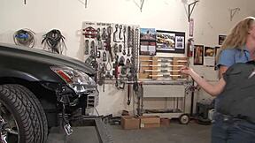 Stephanie Trippová chlupatá kunda vyprcána v sauně!