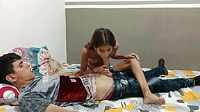 Chica universitaria linda en lencería besa y llega al orgasmo con tetas naturales en escena casera