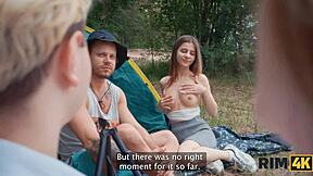 Dua Remaja Rusia 18+ Bagikan Fun Anal di Camping Outdoor. Rim4k Cleanup Ikut.