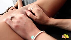 Estas Dos Lesbianas Tuvieron Sexo por Primera Vez y Fue Glorioso! ¿Las Viste Lamer y Besar?