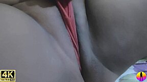 Devojka pleše i koristi igračke za zabavan solo sešn