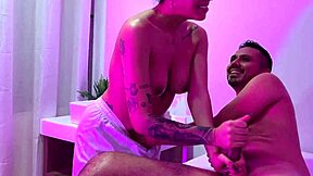 Masseuse vénézuélienne apprécie le client avec lunettes et gros cul éjac