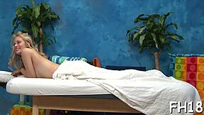 ¿Qué se esconde bajo sesión de masaje al aire libre de belleza desnuda?