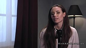 Bundet brunette pisket og anal kneppet med underkastelse og dyb mund