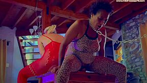 Dominatrix-emäntä April lateksi-amazonien paluussa. Naidaan orja straponilla.