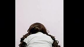 Student med fin ræv kommer etter skolen, våter trusa