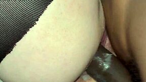 Ayah tiri pukul anak tiri mungil bareback, semburkan beban di memek pantat ketatnya