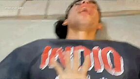 Έτσι φροντίζεις έναν τεράστιο μαλάκα με ποδόλουτρο και χτύπημα! 😍