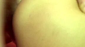 Természetesen nagy mellű barna milf vágyik a cumra az arcára. Megkapja?